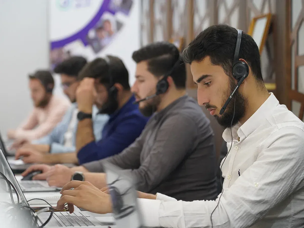 مشاركون يعملون على الحواسيب